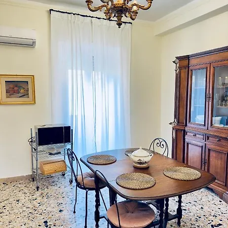 Elegant In Center Apartment Cagliari