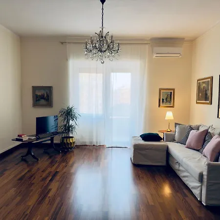 Elegant In Center Apartment *